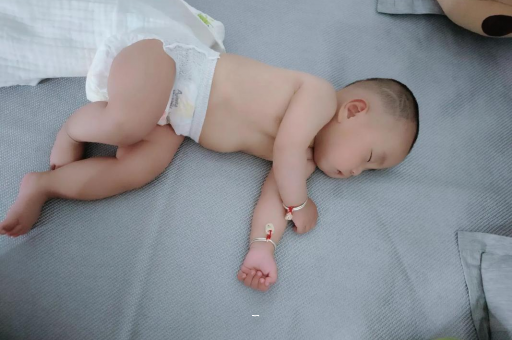 揭阳宝宝多久会抬头